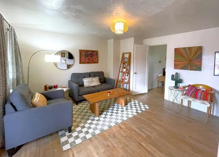 Vintage Casita - 2 Bed, Pet Friendly!